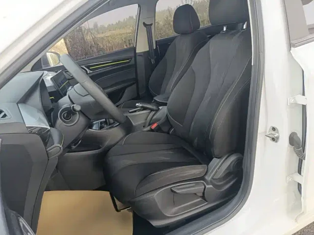 Roewe i5 — Фото автомобиля 14