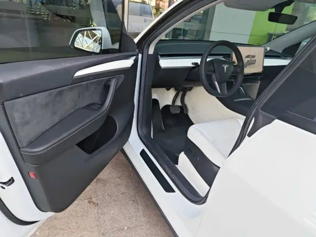 Tesla Model Y — Фото автомобиля 15
