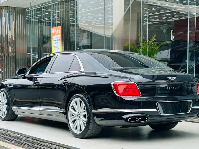 Bentley Flying Spur — Фото автомобиля 9