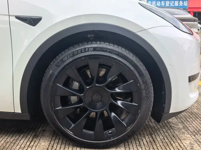 Tesla Model Y — Фото автомобиля 18