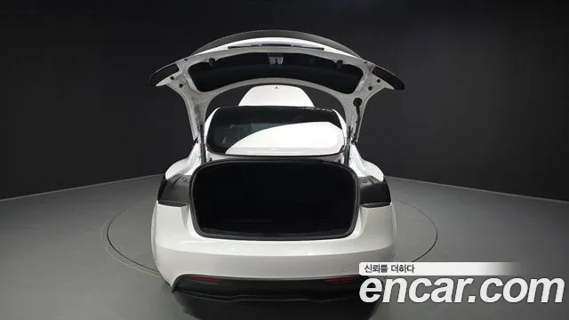 Tesla Model 3 — Фото автомобиля 20