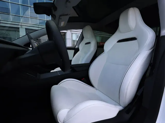 Tesla Model 3 — Фото автомобиля 10