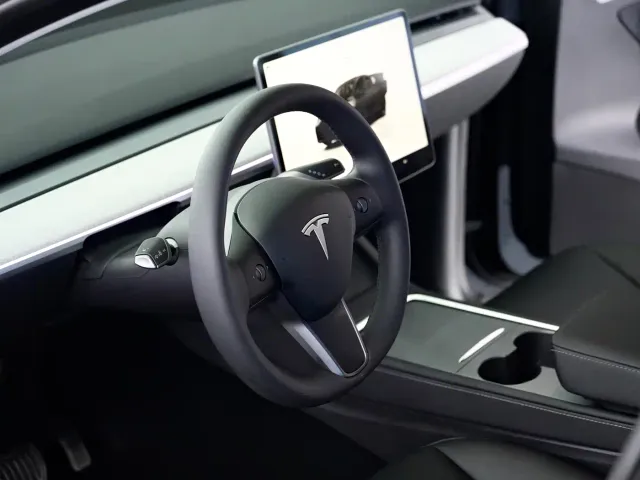 Tesla Model Y — Фото автомобиля 14