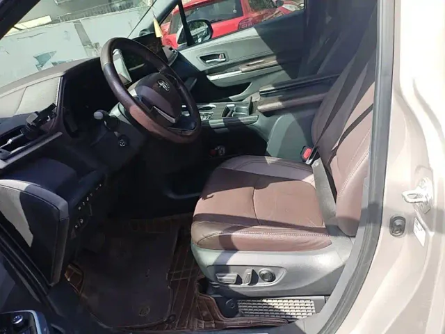 Toyota Sienna — Фото автомобиля 10