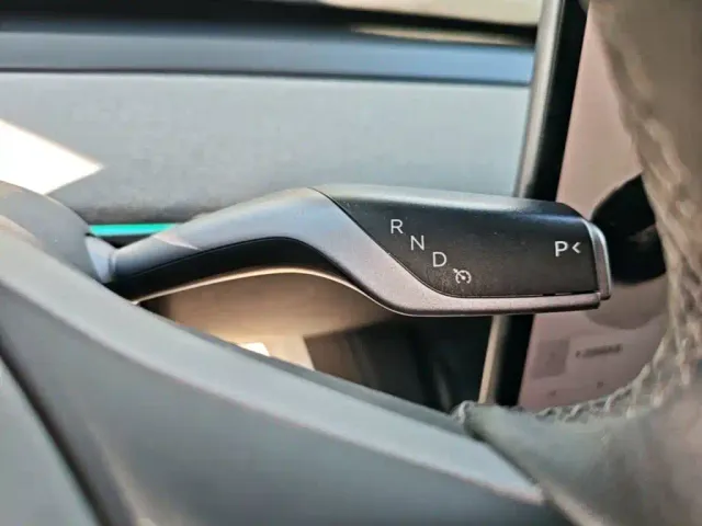 Tesla Model Y — Фото автомобиля 13