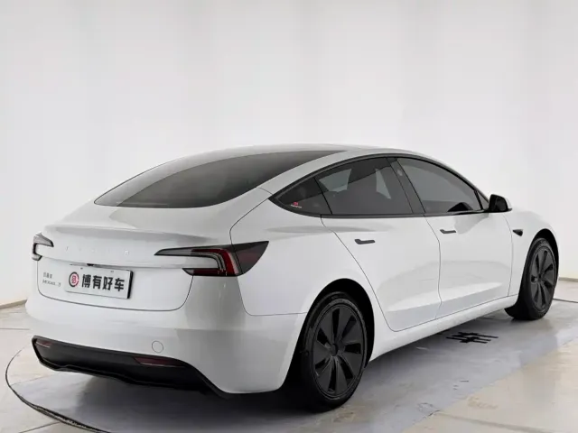 Tesla Model 3 — Фото автомобиля 13