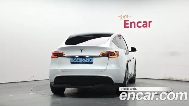 Tesla Model Y — Фото автомобиля 4