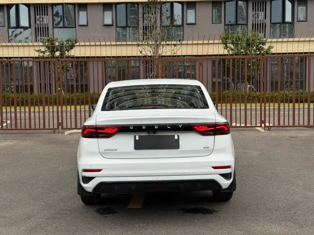 Geely Emgrand — Фото автомобиля 15