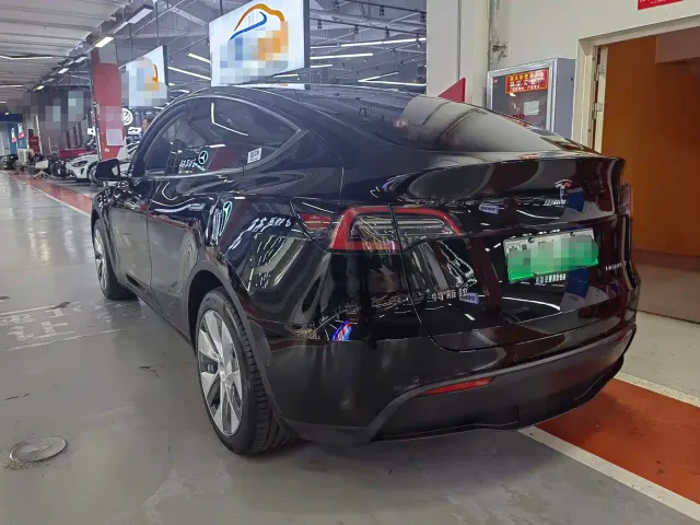 Tesla Model Y — Фото автомобиля 9