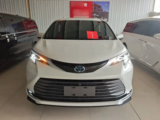 Toyota Sienna — Фото автомобиля 2