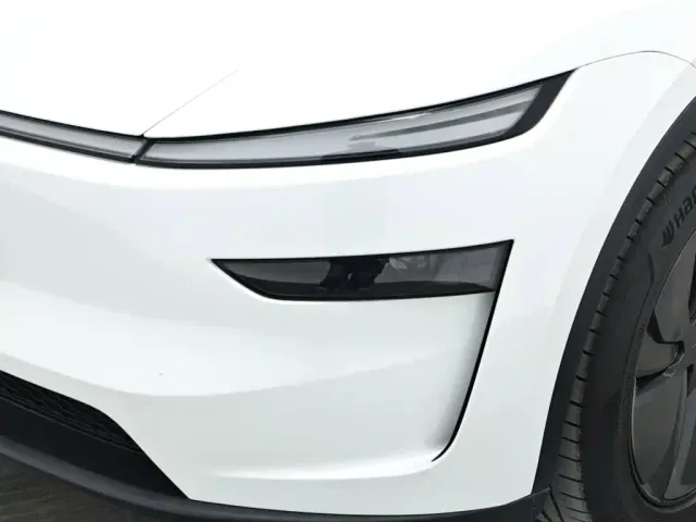 Tesla Model Y — Фото автомобиля 17