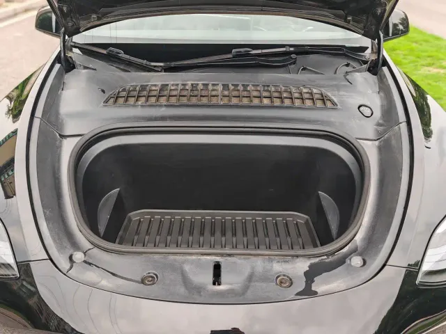 Tesla Model Y — Фото автомобиля 16