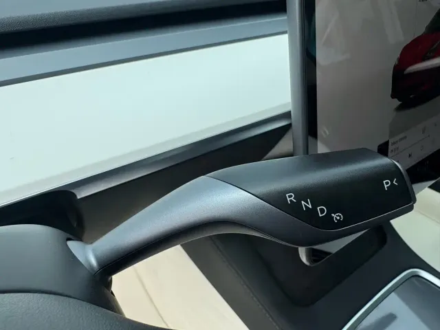 Tesla Model 3 — Фото автомобиля 24