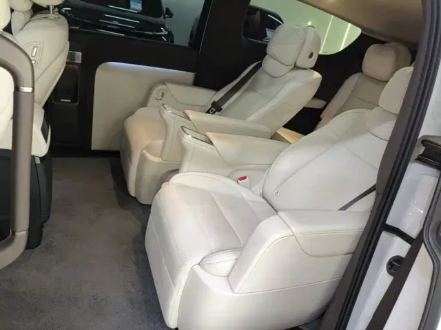 Li Auto MEGA — Фото автомобиля 16