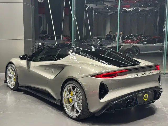 Lotus Emira — Фото автомобиля 2