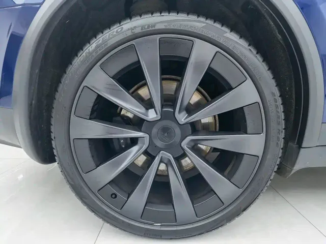 Tesla Model X — Фото автомобиля 9