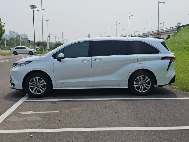 Toyota Sienna — Фото автомобиля 9