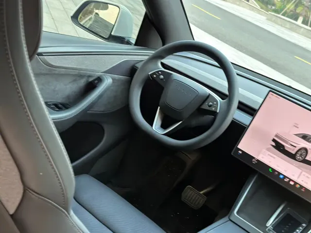 Tesla Model Y L — Фото автомобиля 14