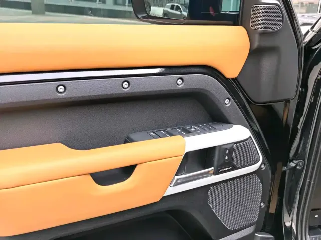 Land Rover Defender — Фото автомобиля 8