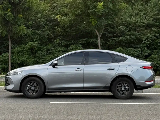 BYD Qin PLUS 2025 DM-i Smart Drive 55KM Leader — Фото автомобиля 3