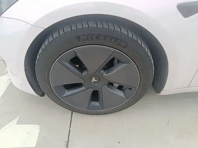 Tesla Model 3 — Фото автомобиля 22