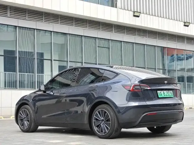 Tesla Model Y — Фото автомобиля 9