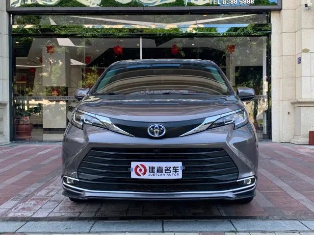 Toyota Sienna — Фото автомобиля 2