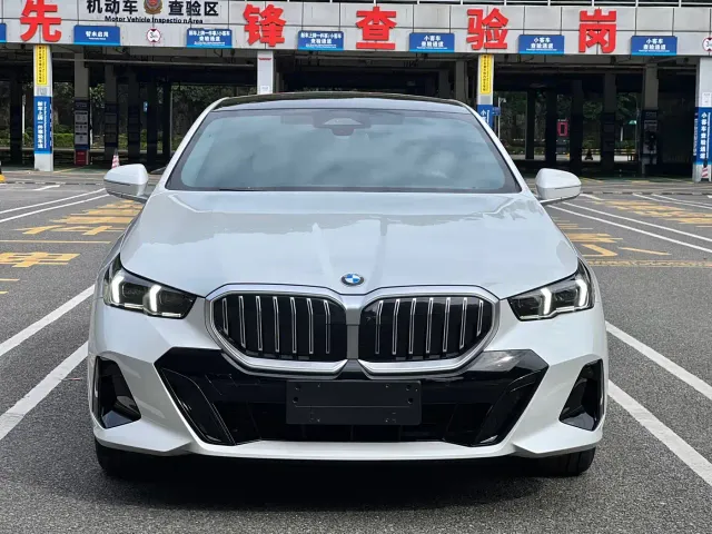 BMW 5 Series — Фото автомобиля 4