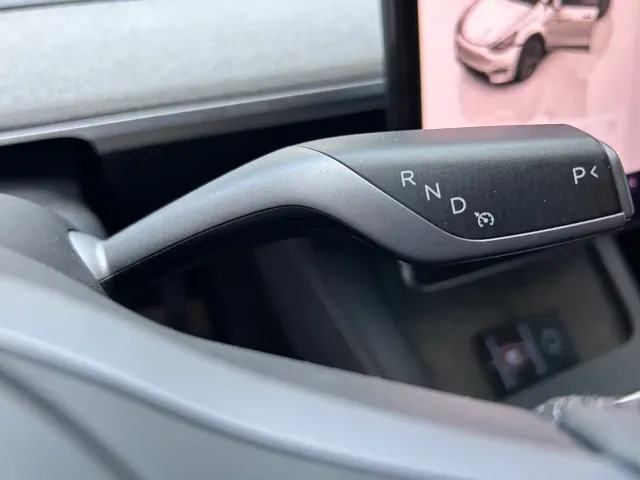 Tesla Model Y — Фото автомобиля 15