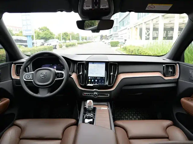 Volvo XC60 — Фото автомобиля 9