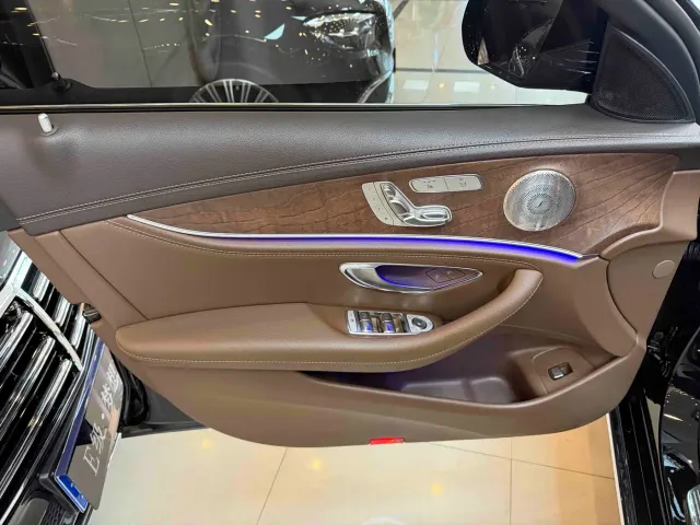 Mercedes-Benz E-Class — Фото автомобиля 4