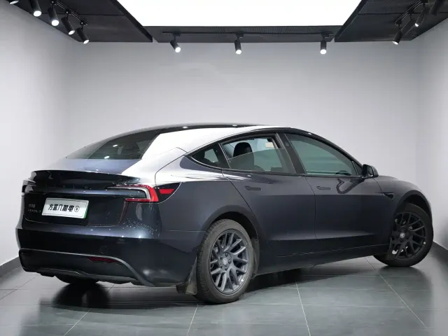 Tesla Model 3 — Фото автомобиля 8