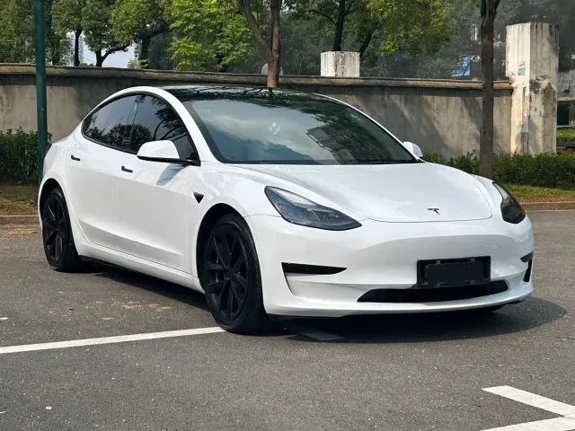 Tesla Model 3 — Фото автомобиля 4