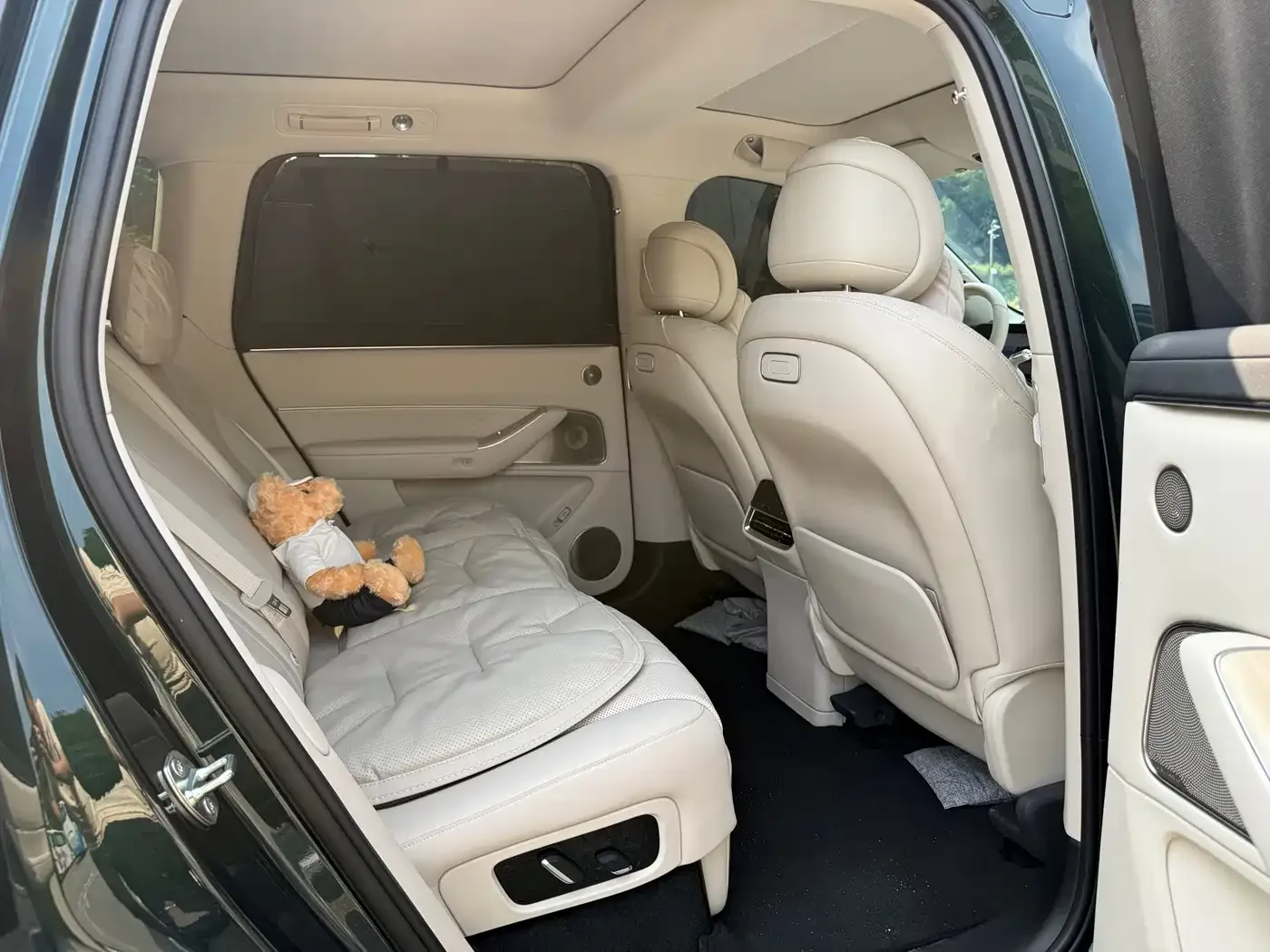 AITO Wenjie AITO M8 2025 Extended Range Max 37kWh 5-Seater — Фото автомобиля 10