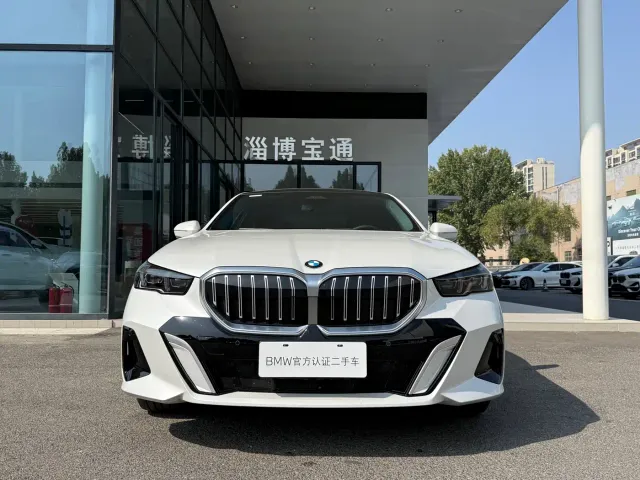 BMW 5 Series — Фото автомобиля 3