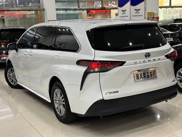 Toyota Sienna — Фото автомобиля 3