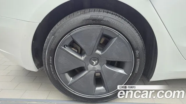 Tesla Model 3 — Фото автомобиля 5
