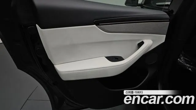 Tesla Model Y — Фото автомобиля 24