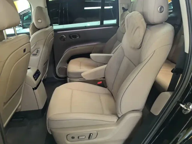 Li Auto i8 — Фото автомобиля 16
