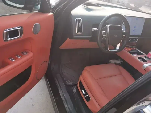 Li Auto L8 — Фото автомобиля 15