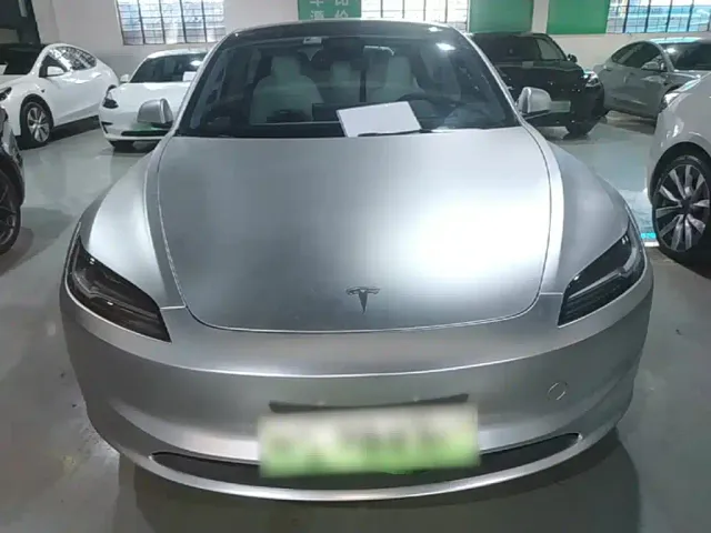 Tesla Model 3 — Фото автомобиля 2