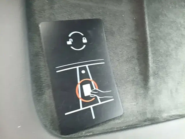 Tesla Model Y — Фото автомобиля 8