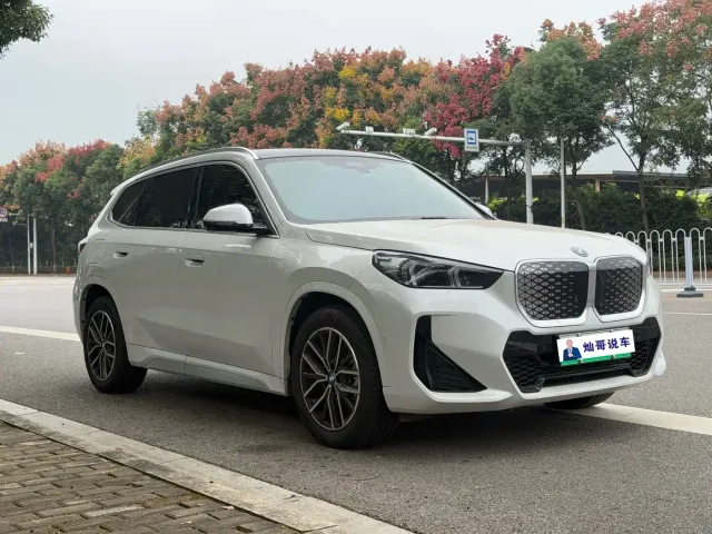 BMW iX1 — Фото автомобиля 3