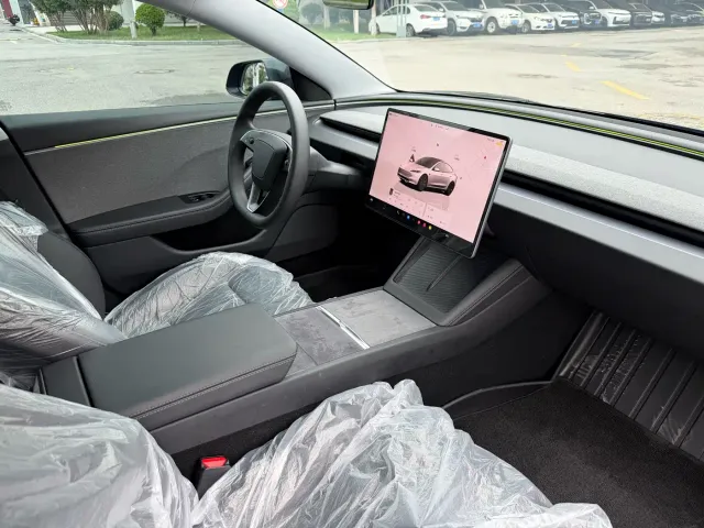 Tesla Model 3 — Фото автомобиля 16