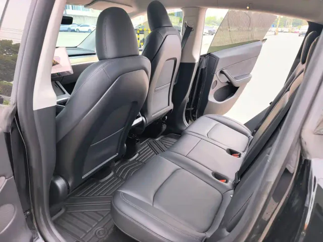Tesla Model Y — Фото автомобиля 8