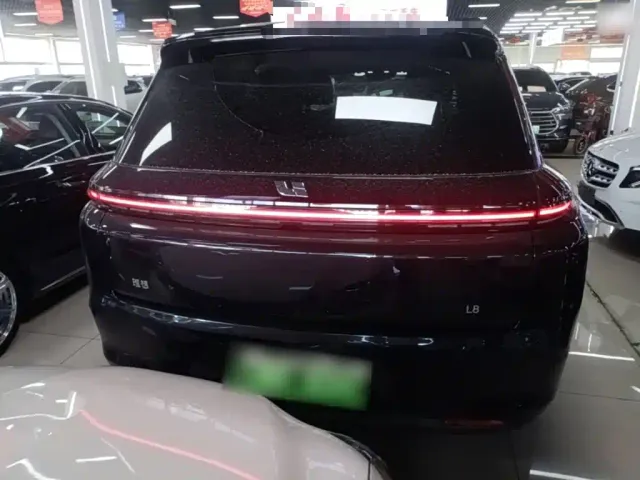Li Auto L8 — Фото автомобиля 5