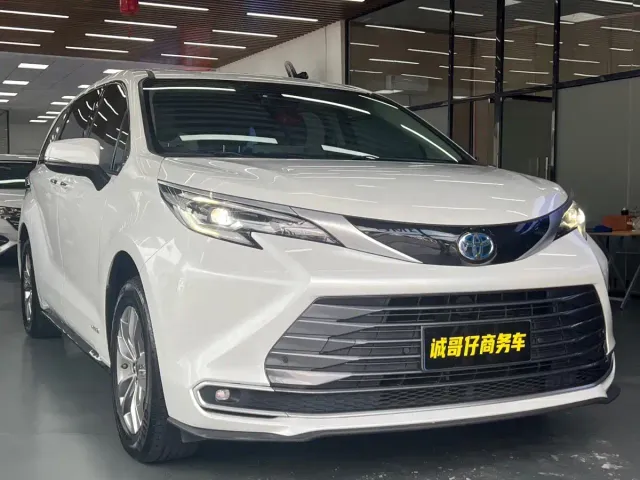 Toyota Sienna — Фото автомобиля 2