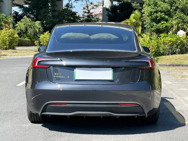 Tesla Model 3 — Фото автомобиля 19