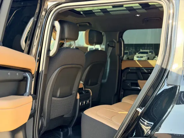 Land Rover Defender — Фото автомобиля 12