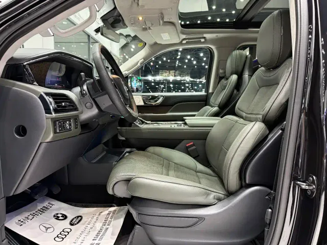 Lincoln Navigator — Фото автомобиля 10